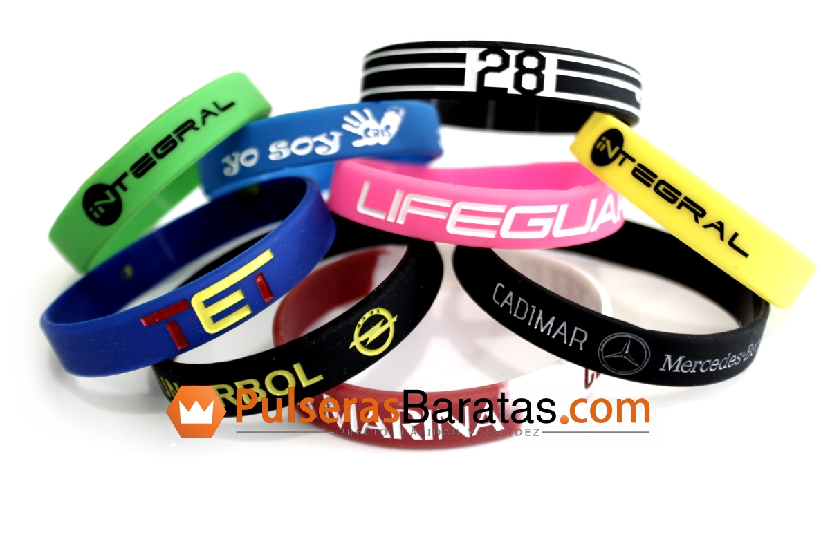 Pulseras de silicona personalizadas con relieves y colores de varios esmaltes.